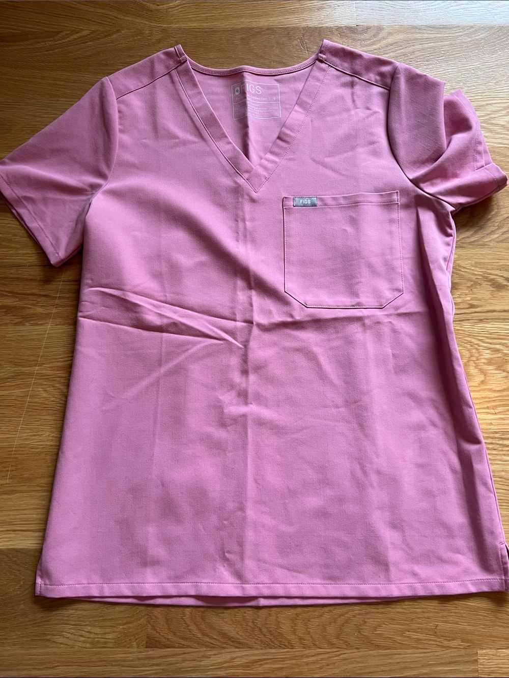 Figs Women’s V-Neck Short Sleeve Top in Chalk Pink